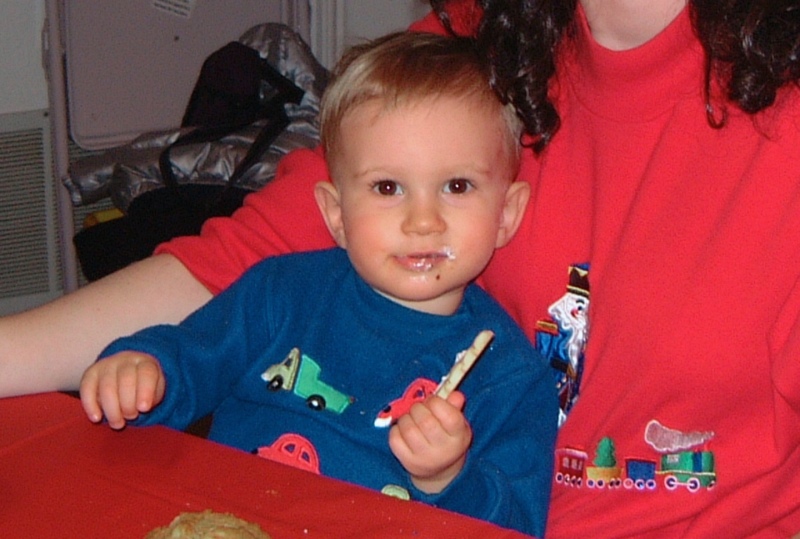 Hildebrand Christmas ScreenSaver/800x600_2000-12-21-03  Chance loves cookies.jpg